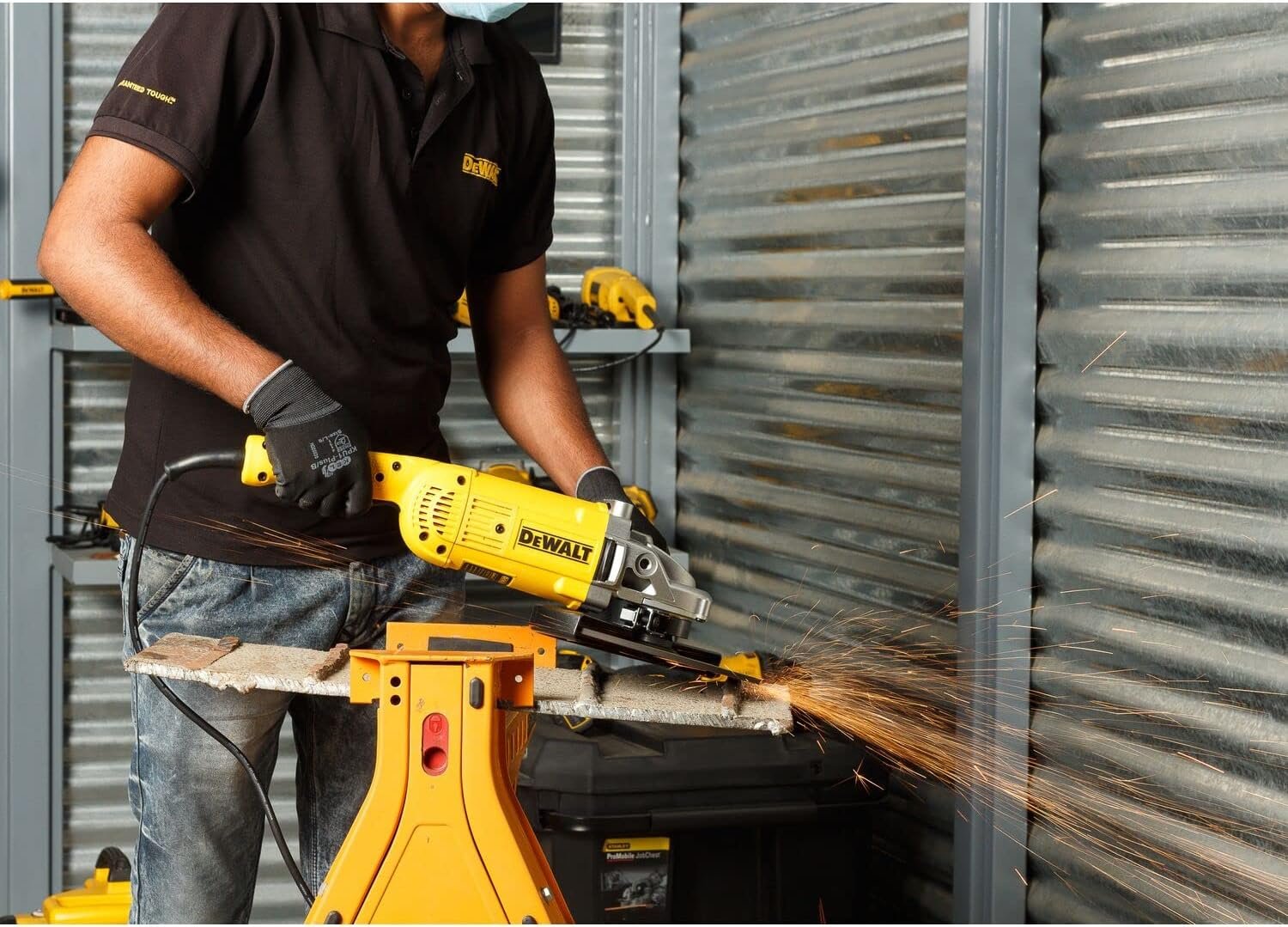 DEWALT DWE492 angle grinder 2200w 9” inch - Image 4