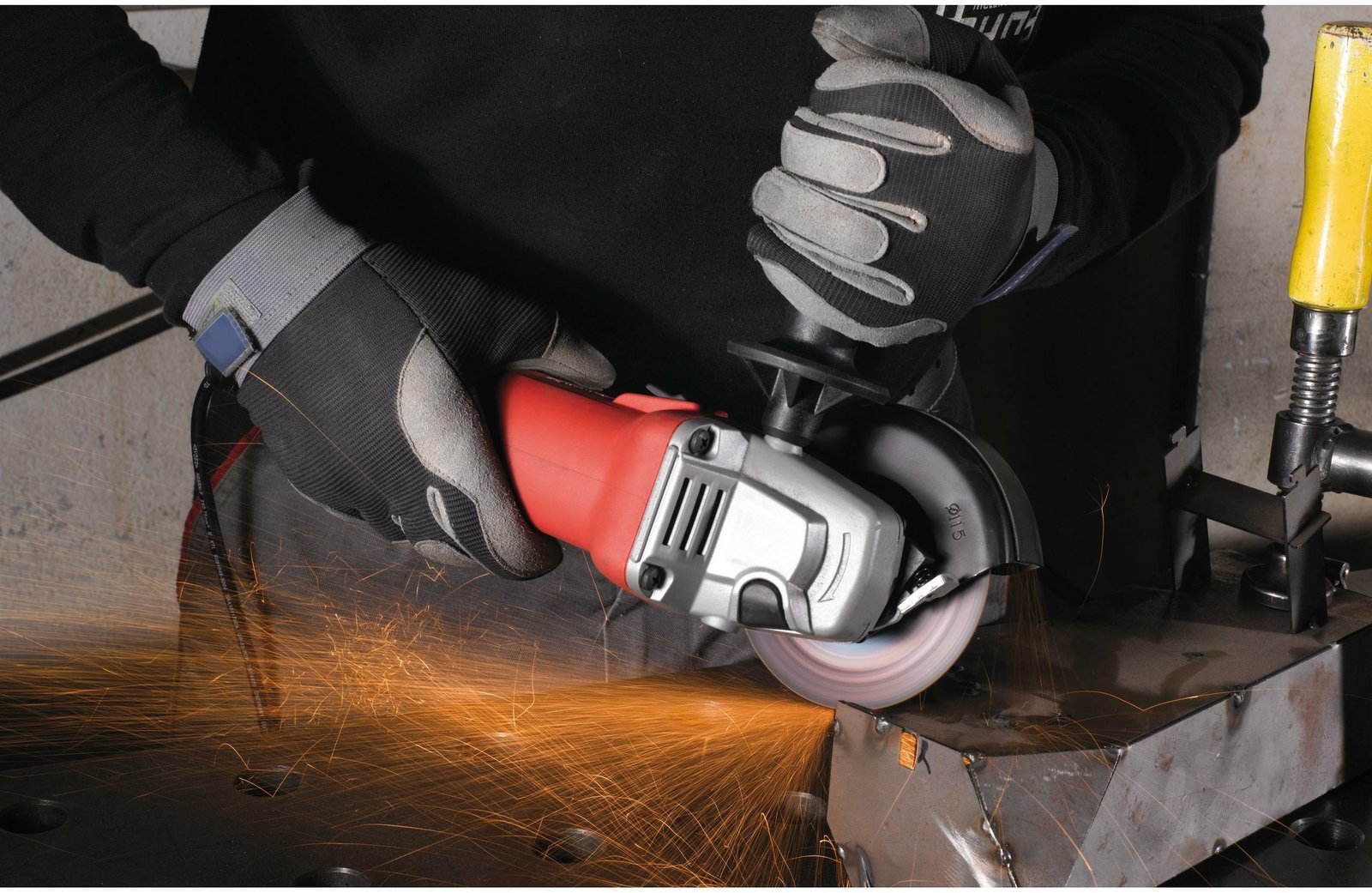 MILWAUKEE AG 10-115 EK 1000W ANGLE GRINDER - Image 5