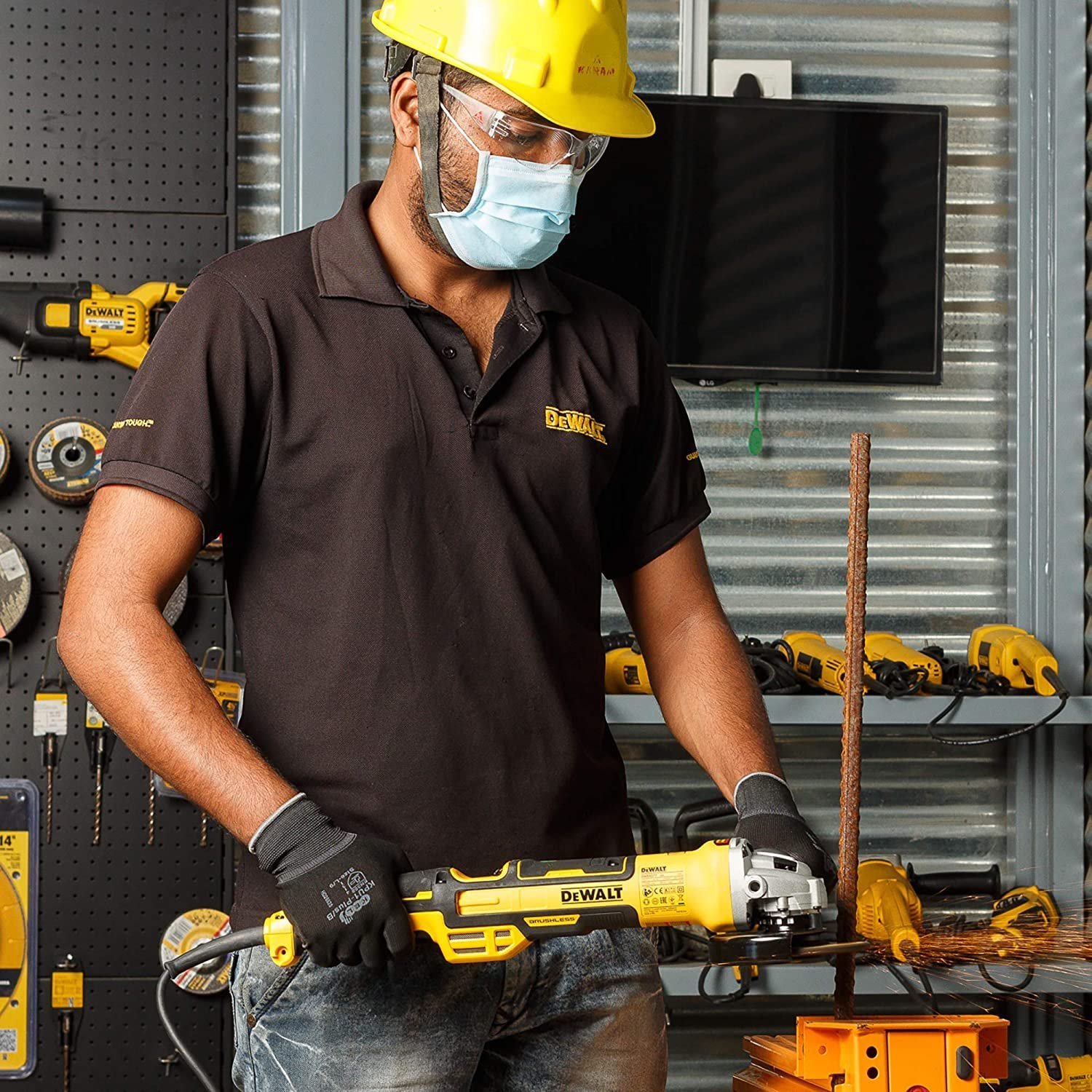 DEWALT DWE4377-QS brushless angle grinder - Image 4